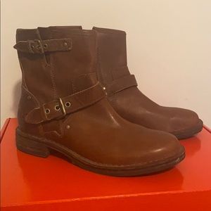 UGG Women’s Frances Leather Boot